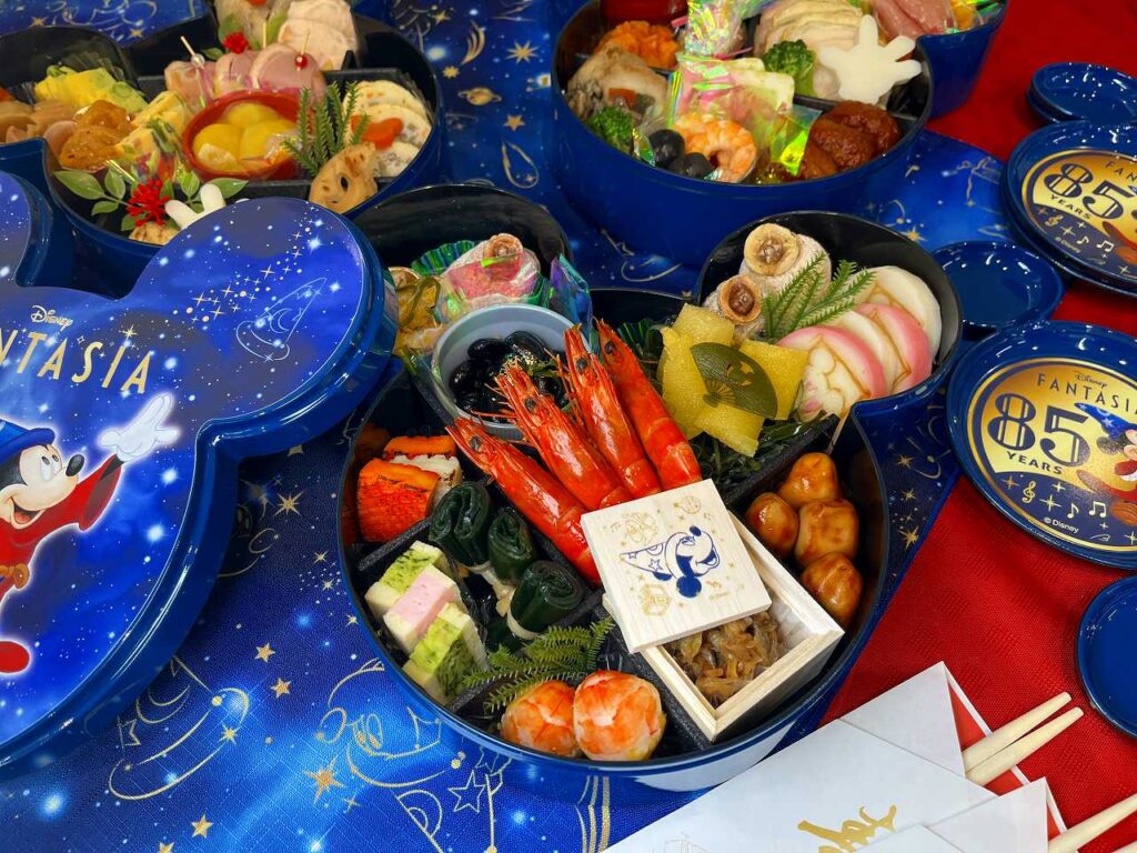 ディズニーおせち ファンタジア三段重｜青いミッキーフェイス型重箱と料理