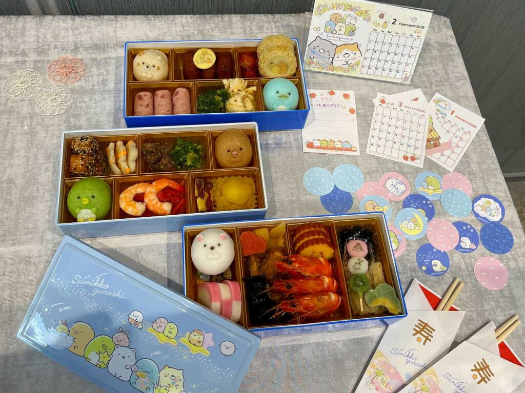 すみっコぐらしおせち 三段重｜パステルブルーの重箱とキャラクター饅頭