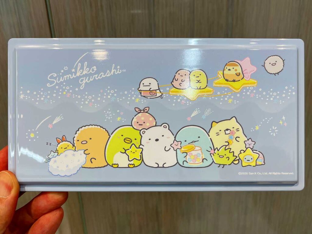 すみっコぐらしおせち 三段重｜パステルブルーの重箱とキャラクター饅頭