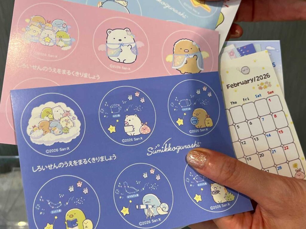 すみっコぐらしおせち 三段重｜パステルブルーの重箱とキャラクター饅頭