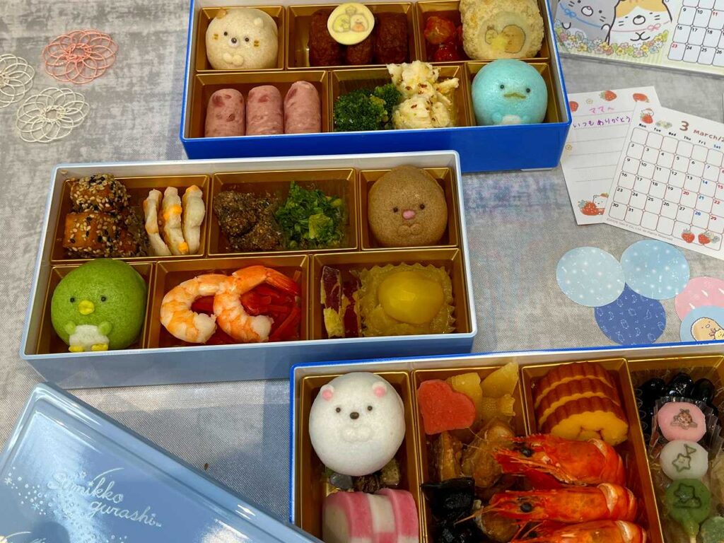 すみっコぐらしおせち 三段重｜パステルブルーの重箱とキャラクター饅頭