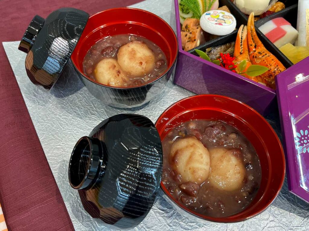 スヌーピーおせち 二段重｜紫色六角形の重箱と練り切りスヌーピー