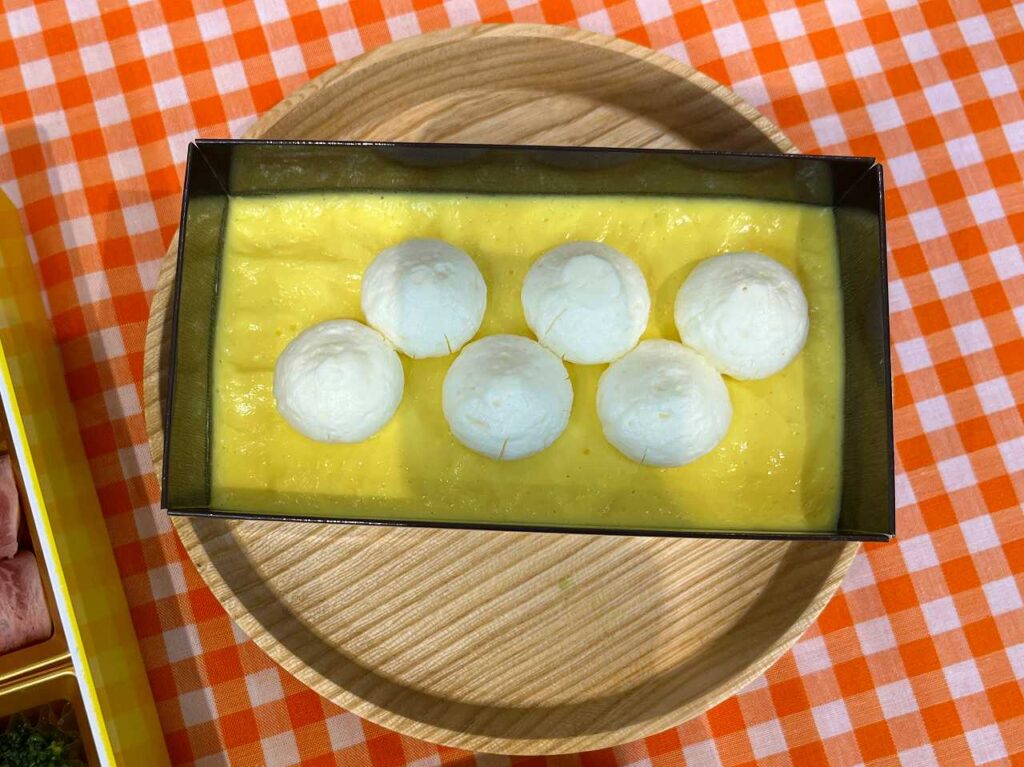 トムとジェリーおせち 二段重｜カラフルな重箱とキャラクターモチーフの饅頭