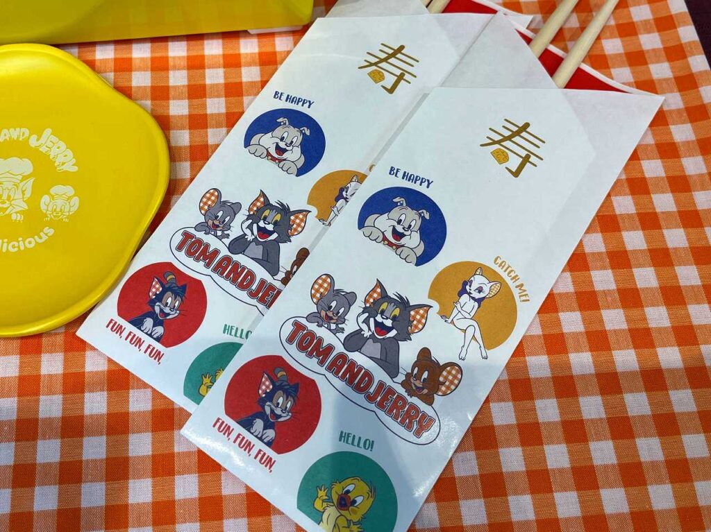 トムとジェリーおせち 二段重｜カラフルな重箱とキャラクターモチーフの饅頭