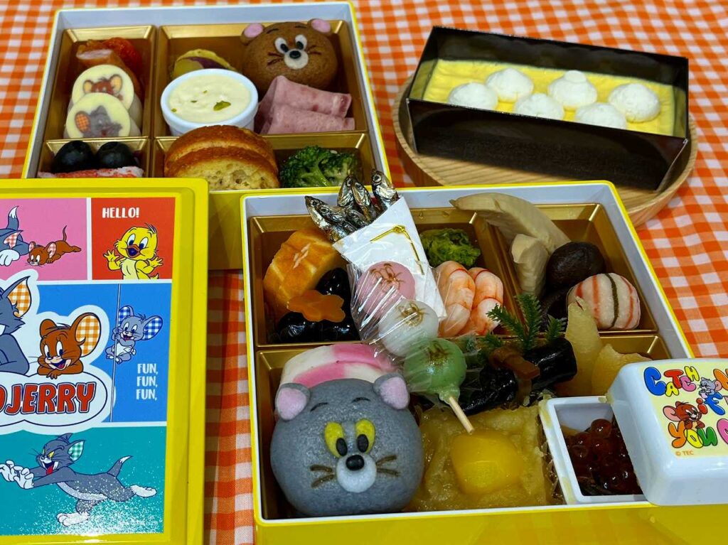 トムとジェリーおせち 二段重｜カラフルな重箱とキャラクターモチーフの饅頭