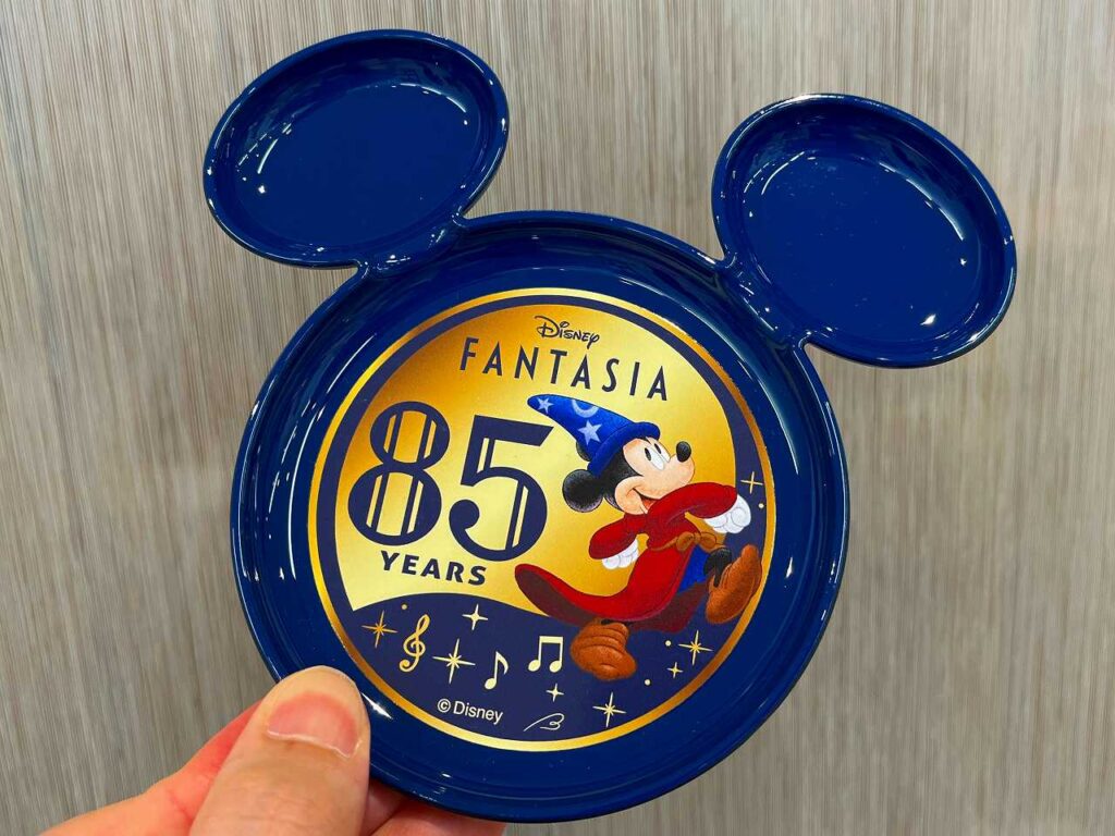 ディズニーおせち ファンタジア三段重｜青いミッキーフェイス型重箱と料理