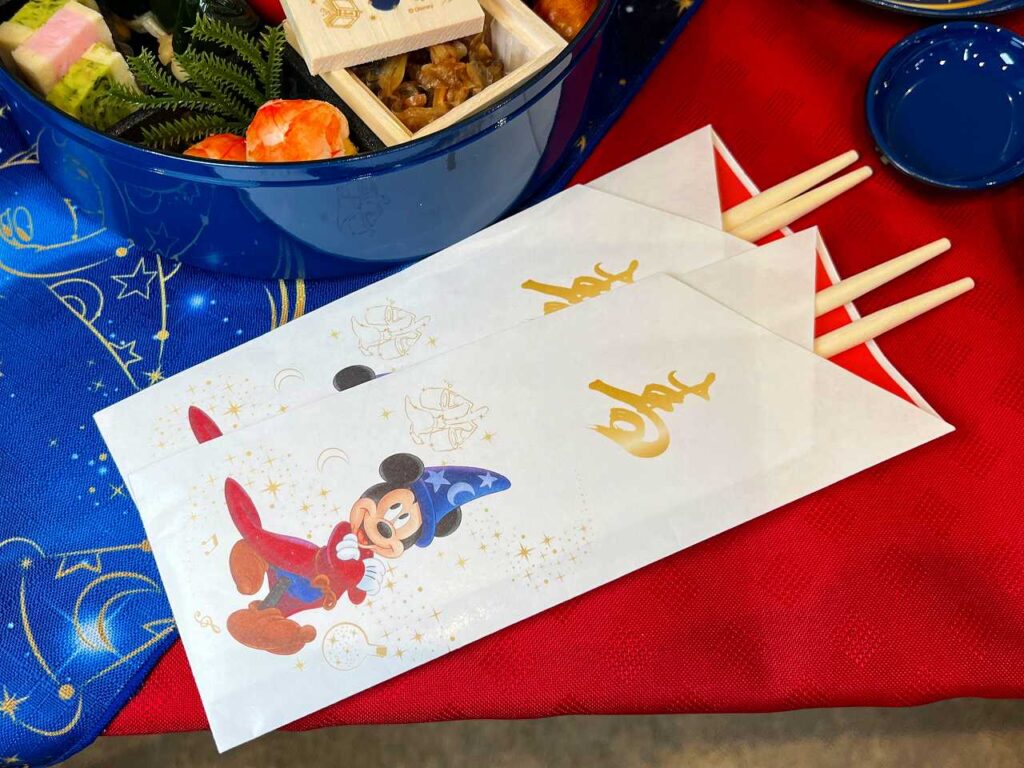 ディズニーおせち ファンタジア三段重｜青いミッキーフェイス型重箱と料理