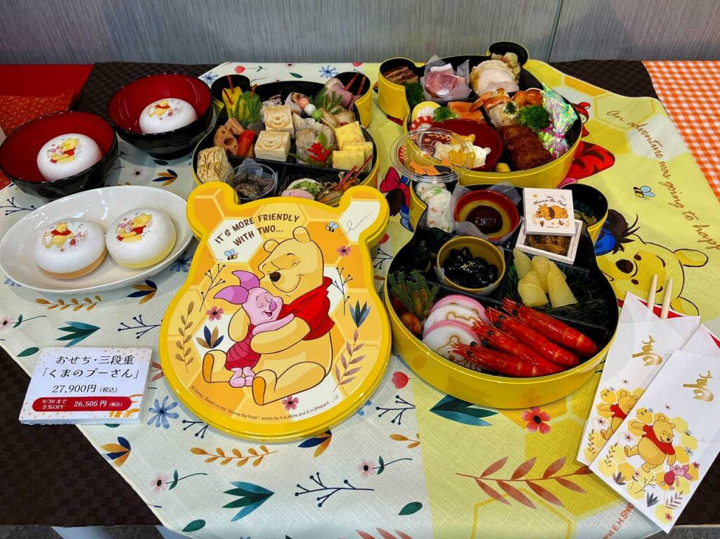ディズニーおせち くまのプーさん三段重｜黄色い重箱とプーやピグレットのデザイン