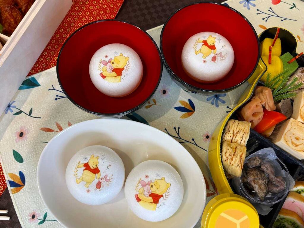 ディズニーおせち くまのプーさん三段重｜黄色い重箱とプーやピグレットのデザイン