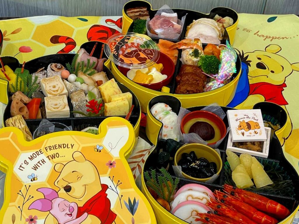 ディズニーおせち くまのプーさん三段重｜黄色い重箱とプーやピグレットのデザイン