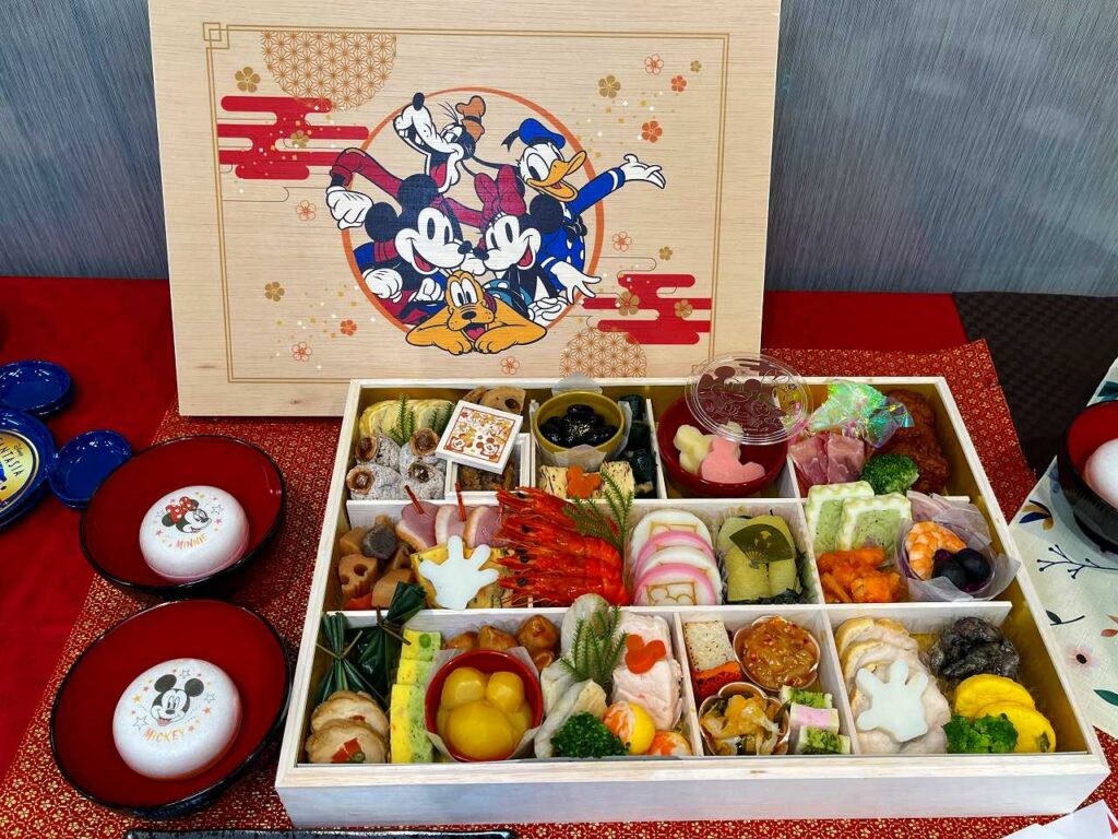 ディズニーおせち ミッキー＆フレンズ特段重｜白木の重箱とキャラクターモチーフ料理