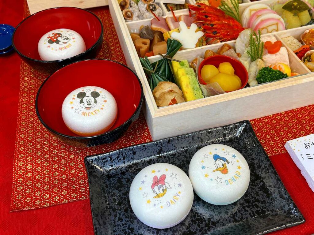ディズニーおせち ミッキー＆フレンズ特段重｜白木の重箱とキャラクターモチーフ料理
