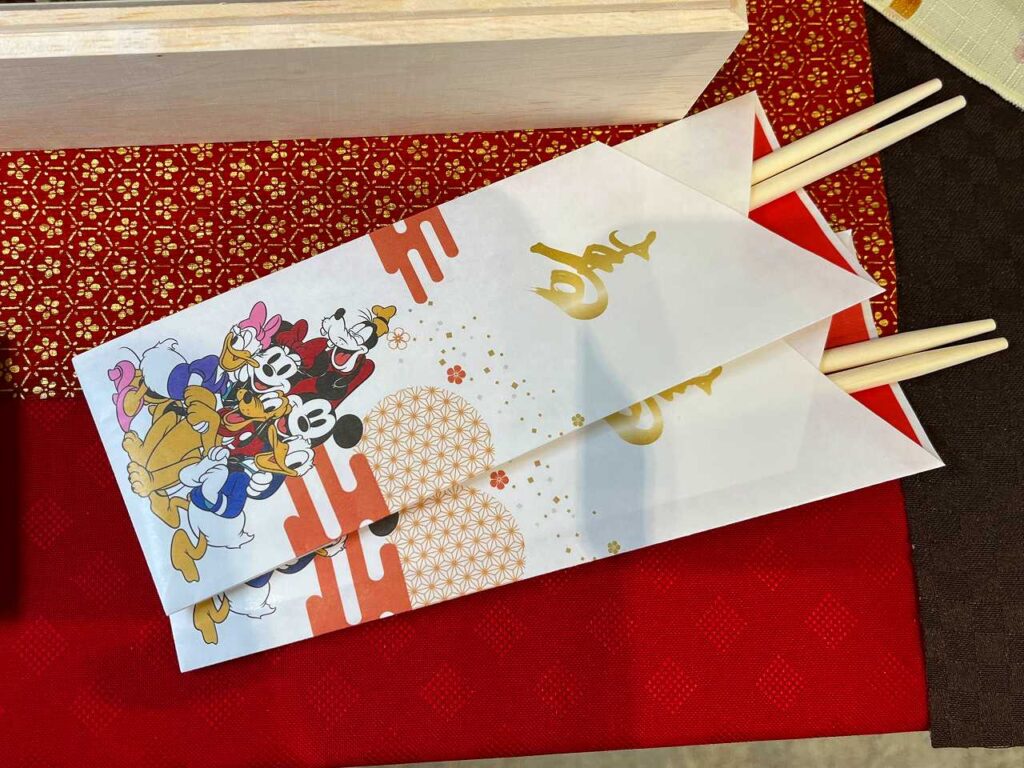 ディズニーおせち ミッキー＆フレンズ特段重｜白木の重箱とキャラクターモチーフ料理